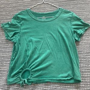 Basic shirt sleeve t shirt with a tie opening at the bottom